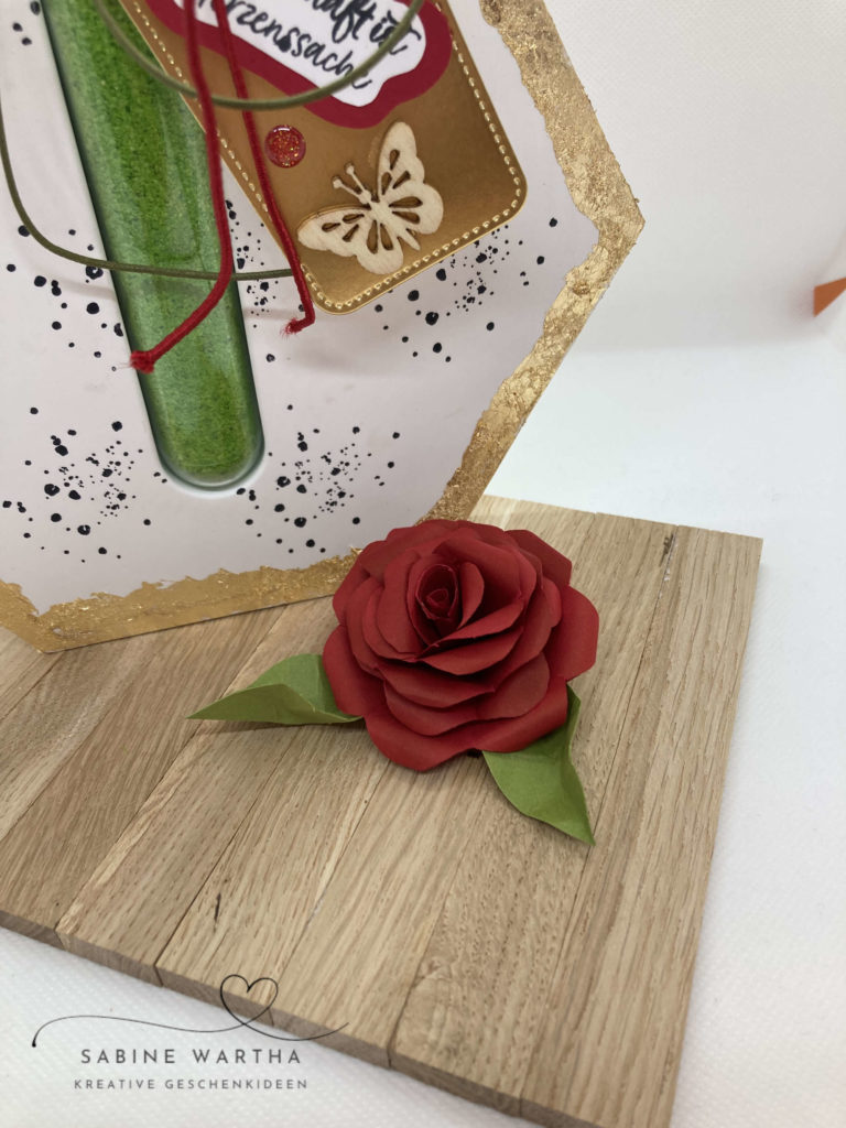 Rose neben Vase für Tischdeko