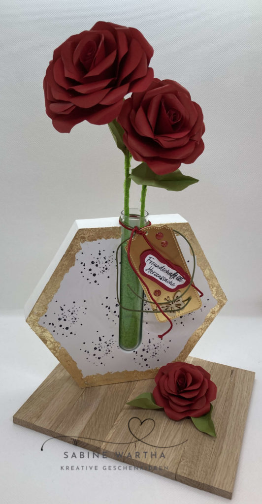 Vase mit Rose als Tischdeko