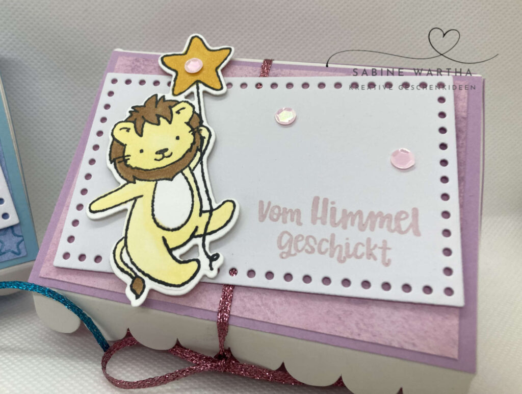 Babyrosa Geschenkkartenschachtel mit Löwenbaby