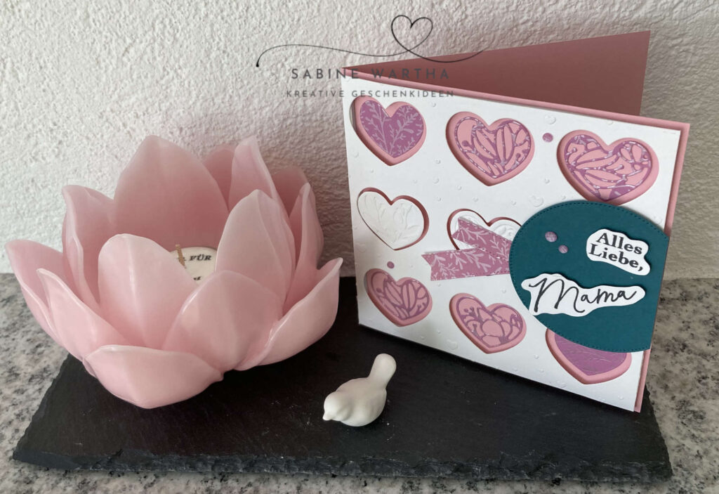 Geschenkset mit rosa Lotuskerze und Muttertagskarte mit Herzen