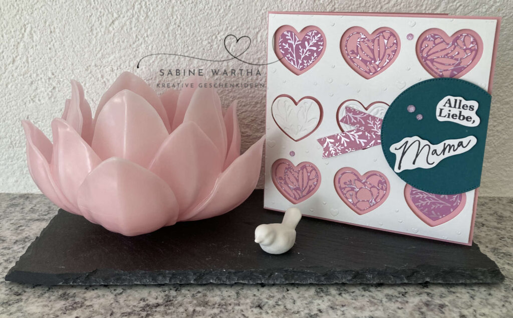 Geschenkset rosa Lotuskerze mit selbstgebastelter Muttertagskarte und Vogel auf Schieferplatte